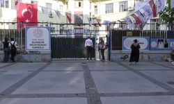 İzmir'de üç okul tek binaya sığdırıldı: Veliler isyan etti