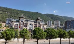 Kahramanmaraş'taki okul saldırısı davasında ilk duruşma: Tutuklu anne Mersinli: 'Babası İsa'yı silah poligona götürüp atışı eğitimi verirdi'