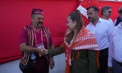 Kurtdere'de rakip olan Taş ve Aktürk, Elmalı'da birlik ve beraberlik mesajı verdi