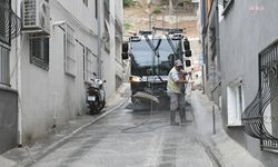 Kuşadası Belediyesi, temizlik çalışmalarına Türkmen ve Ege mahallelerinde devam etti