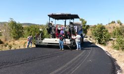 Manisa Büyükşehir Belediyesi, Sarıgöl'de 6 kilometrelik yolu sıcak asfaltla buluşturuyor