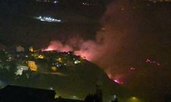 Mardin kalesi eteklerinde örtü yangını: Alevler rüzgarın etkisiyle yerleşim yerlerine yaklaştı