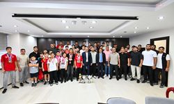 Muratpaşa Belediye Başkanı Uysal, güreşçilerle sezon değerlendirmesi yaptı
