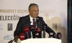 Muratpaşa Belediye Başkanı Uysal'dan '21. Yüzyılda Yeniden Cumhuriyet' kitabı tanıtımı