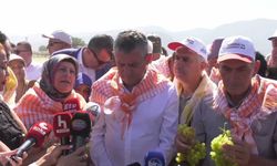 Özgür Özel Manisa'da üzüm üreticileriyle buluştu: 'TMO'nun bir an önce doğru bir fiyat açıklaması lazım'