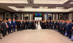 Özgür Özel, Safiye Dilan Tahtasız ve Eren Can Eren çiftinin düğün törenine katıldı
