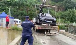 Rize Pazar'da, kafes balıkçılığına karşı başlatılan eyleme destek veren YENİ Partili Ocaklı'nın aracı vinçle kaldırıldı
