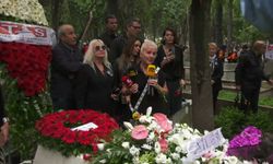 Tarık Akan ölümünün 10'uncu yılında törenlerle anıldı... 'O çocuklara inandı; iyi bir eğitimin, bir çocuğun hayatını, o çocukların da bu ülkenin geleceğini değiştirebileceğine inandı'