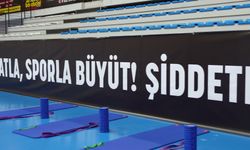 Turgutlu'da okul saldırısının ardından 'çocuklara yönelik şiddete karşı' tribünlerde koreografi yapıldı