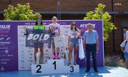 'Uluslararası Ayvalık Kurtuluş Yarı Maratonu' şampiyonları ödüllerini aldı