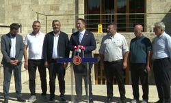 Umuk Akdoğan, servis aracının direksiyonuna geçti: 'Geçen yıldan bu yıla 7 litre, son seçimden bu yana 40 litre mazotumuzu kim çaldı?'