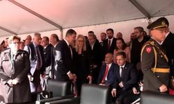 YENİ Parti milletvekilleri Cemil Tugay'ı ayağa kalkmadan karşıladı
