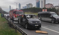 Bayrampaşa'da minibüs alev alev yandı! Trafik durdu