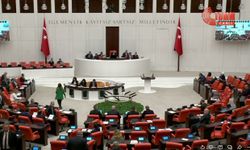 AK Partili Hacıoğulları, TBMM Genel Kurulu'nda İzmir Marşı'nı mırıldandı