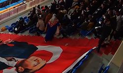 Aksaray'da 29 Ekim töreninde örnek davranış: Güvenlik görevlisi, engelli çocuğu kucağında taşıdı