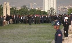 Ankara'nın başkent oluşunun 103'üncü yılı kutlanıyor... Vali Canbolat ve beraberindeki heyet Anıtkabir'i ziyaret etti