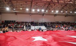 Ayvalık'ta Cumhuriyet coşkusu salonlara sığmadı