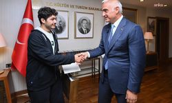 Bakan Ersoy, YKS Türkiye 142'ncisi Ahmet Deniz'i kabul etti