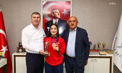 Burdur Belediye Başkanı Ercengiz, Balkan üçüncüsü Aslı Köle'yi ağırladı