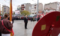 Burhaniye'de Atatürk Anıtı'na çelenk sunuldu