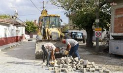 Burhaniye'de yol bakım ve yenileme çalışmaları sürüyor