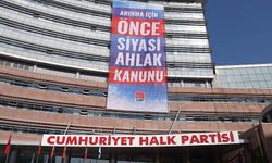 CHP Genel Merkezi'ne 'Arınma için önce siyasi ahlak kanunu' pankartı asıldı