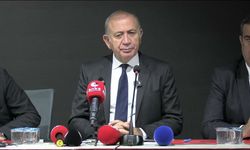 CHP İstanbul İl Başkanlığı'nda Rozet Takma Töreni... Gürsel Tekin'den Özgür Özel'e: ' Hepinizin varlık sebebi Sayın Kılıçdaroğlu'dur'