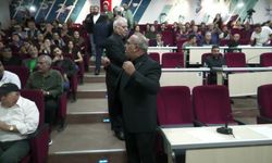 Çiğli Belediye Meclisi'nde gerginlik... CHP ve YENİ Partililer, AK Parti'ye geçen Yıldız'ı protesto etti