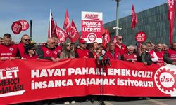 DİSK Genel Başkanı Çerkezoğlu Bursa'da konuştu: 'Bütün vergi yükü işçinin, emekçinin, halkın üzerinde'