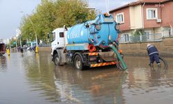 Diyarbakır'da sağanağın etkisiyle yollarda biriken suların tahliyesi sürüyor