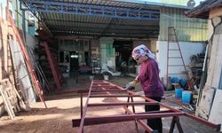 Eşine destek olmak için başladığı işte demir ve mobilya ustası oldu