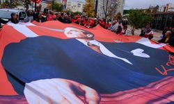 Eskişehir'de Cumhuriyet coşkusu: Binlerce kişi Vilayet Meydanı'na yürüdü