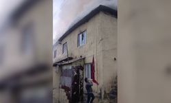 Hakkari'de okul yangınında bayrağa koştu