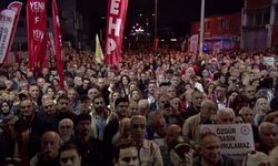 Halk TV Dayanışma Mitingi... Özgür Özel'den CHP'ye Halk TV eleştirisi: Sureti muhalefetten görünenler bu meydanda muhalefetle olamıyor