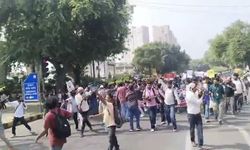 Hindistan'da 'hamam böceği' protestosunda binlerce kişi gözaltına alındı