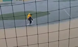Selde mahsur kalan çocukları spor hocası kurtardı!