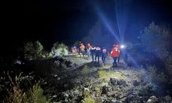 Isparta Yazılı Kanyon'da kaybolan İHH İnsani Yardım Vakfı gönüllüsü bir gruptan 1 kişi hayatını kaybetti, mahsur kalan 13 kişiyi kurtarma çalışması sürüyor