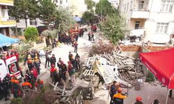 İstanbul Valisi Davut Gül: Tamamen kayma ve yıkılma tehlikesi olan bina üstten yıkılmaya başlanacak