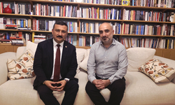 İYİ Partili Türkoğlu, ev hapsindeki gazeteci İsmail Saymaz'ı ziyaret etti