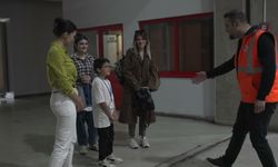 İzmir'de 8 yaşındaki Emirhan doğum gününü metro kabininde kutladı