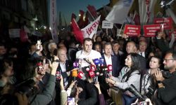 İzmir'de Cemil Tugay protestosu: İZBB'ye yürümek isteyen grupla polis arasında gerginlik