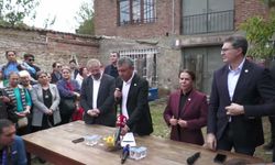 Kadın zeytin emekçileri Özgür Özel'e dert yandı: 'Tente seren biziz, çuvallayan biziz, ayıklayan biziz ama 2 bin lirayı alan erkekler'