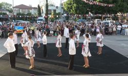 Kaleiçi'nin tarihi sokakları festival kortejiyle renklendi