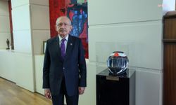 Kemal Kılıçdaroğlu, yaşamını yitiren motokurye Pekeroğlu'nun kaskını makam odasına yerleştirdi