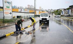 Kuşadası Belediyesi'nden yağış sonrası mazgal ve gider temizliği