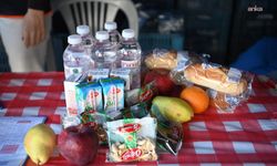 Kuşadası'nda çocukların beslenme çantaları düzenli olarak dolduruluyor