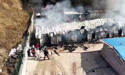 Malatya'da şantiye alanında yangın: 30 konteyner zarar gördü