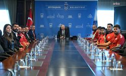 Mansur Yavaş, ASKİ Sporlu güreşçileri ağırladı: 'Türkiye'nin yüzünü güldürüyorsunuz'
