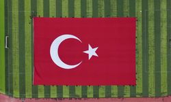 MSB: '3 bin 37,5 metrekarelik Türk bayrağı gökyüzünde dalgalandırıldı'