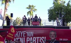 Özgür Özel, Mersin'de konuştu: 'Mahinur Hanım, senin baban incindi, ellerinden öperim, Kendi ailene gösterdiğin hassasiyeti göster bakalım bizim ailelere'